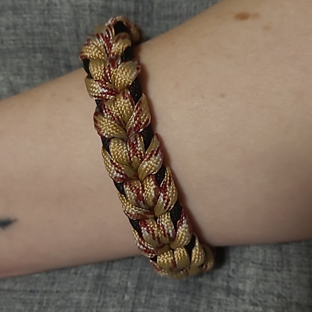 paracord bracelet